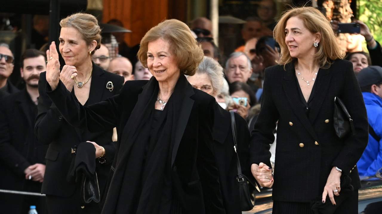 La reina Sofía y las infantas Elena y Cristina, en Atenas para asistir al funeral por Constantino