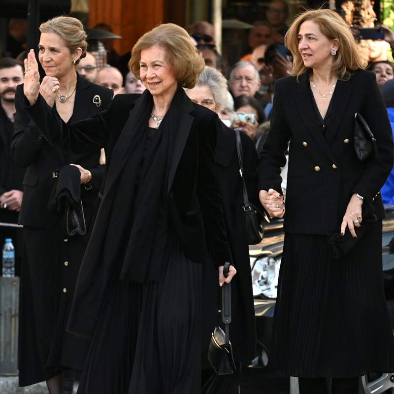 La reina Sofía y las infantas Elena y Cristina, en Atenas para asistir al funeral por Constantino