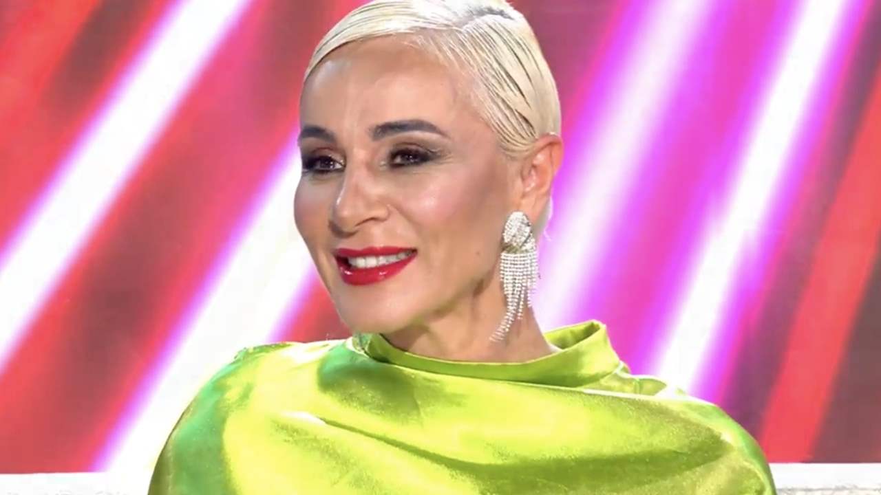Ana María Aldón confirma que un vestido midi flúor es la propuesta más  rejuvenecedora para invitadas