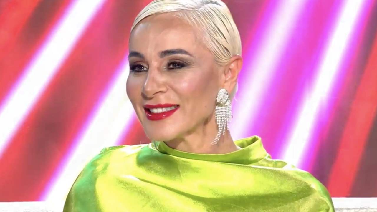 Ana María Aldón confirma que un vestido midi flúor es la propuesta más rejuvenecedora para invitadas