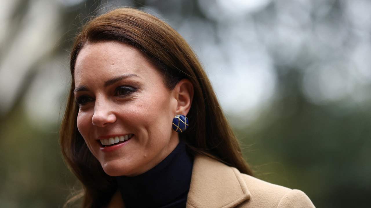 Kate Middleton le sonríe a la polémica con un elegante abrigo camel y bolso 'made in Spain'