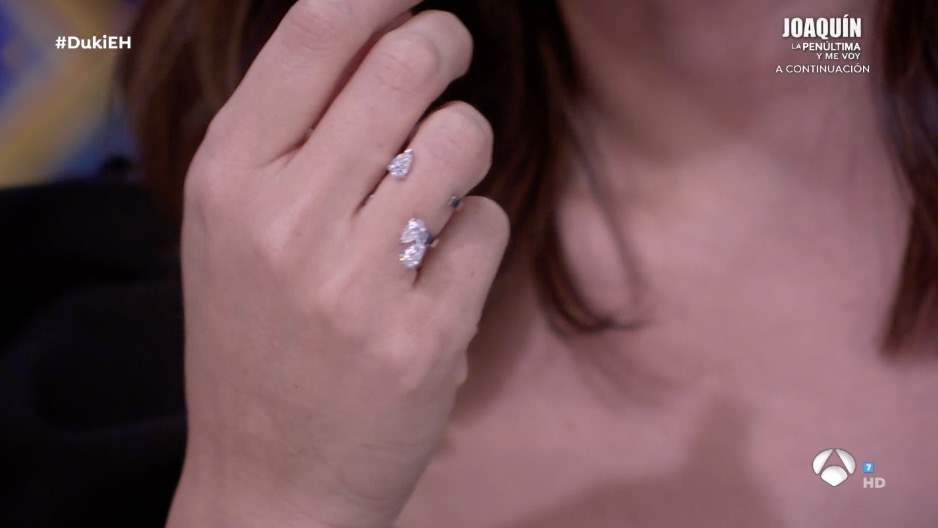 Tamara Falcó enseña su nuevo anillo de prometida