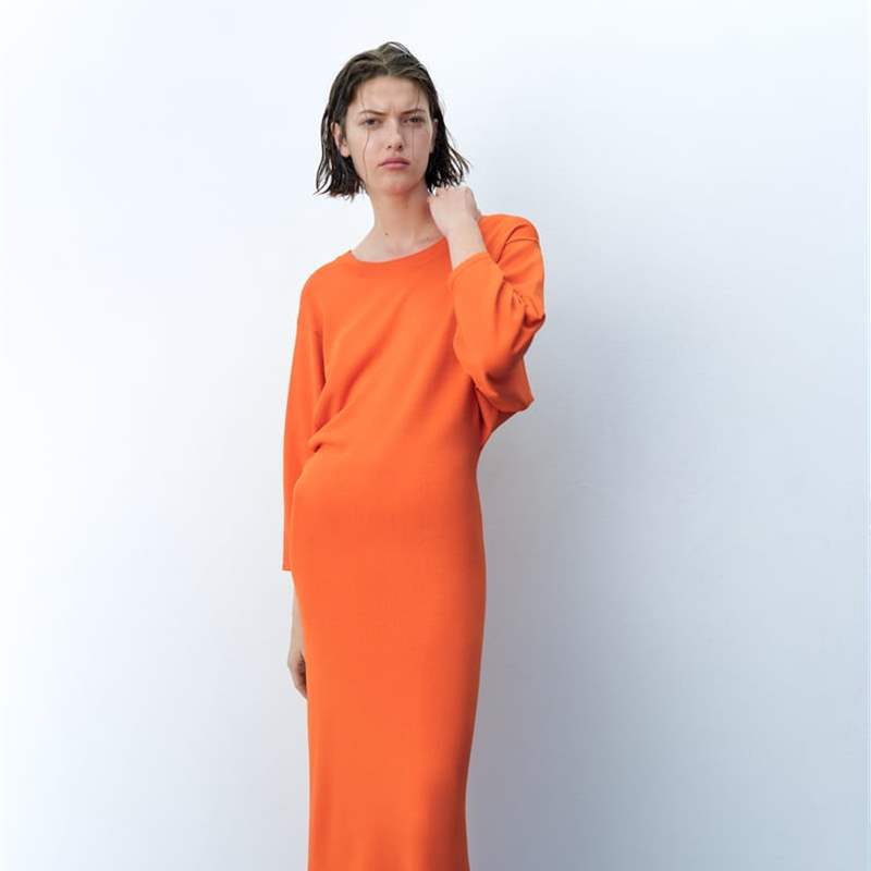 El vestido de punto con espalda abierta de Zara que promete ser viral esta primavera