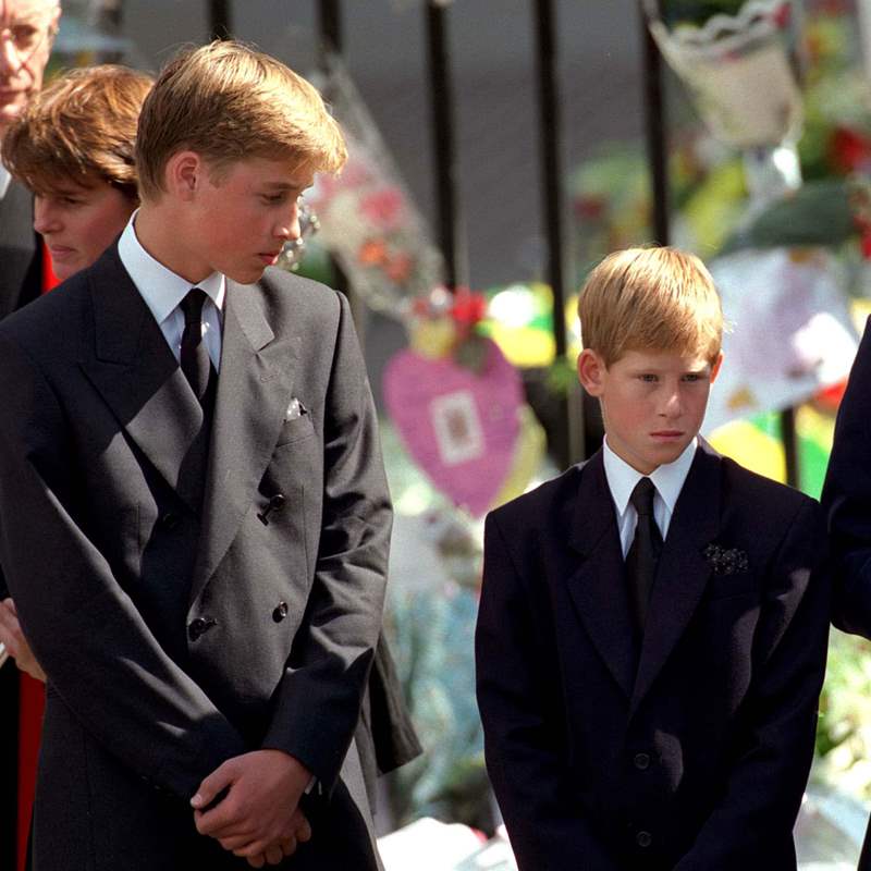 El príncipe Guillermo, el príncipe Harry y Carlos III