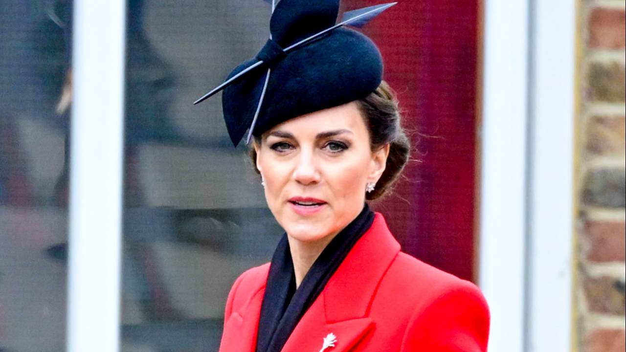 Kate Middleton pasa de las críticas y estrena un espectacular abrigo rojo de 3.000 euros