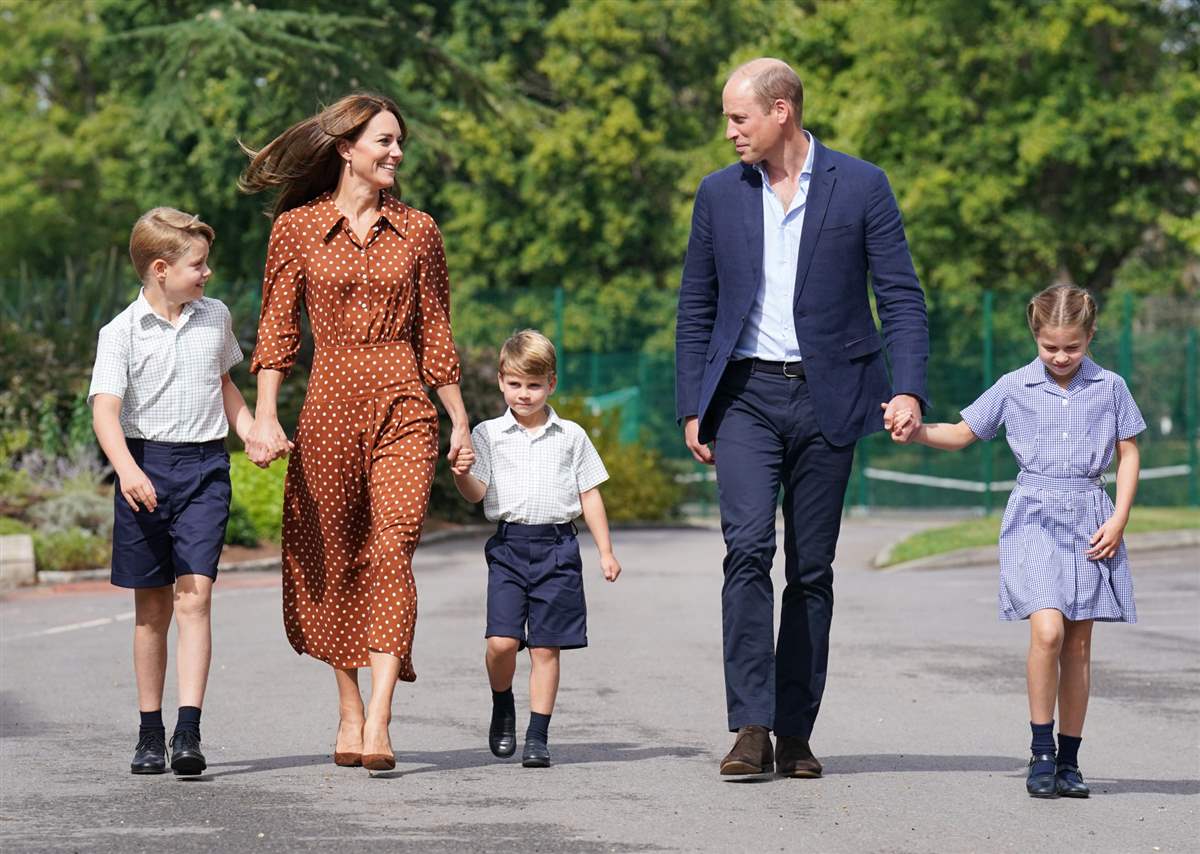 Los príncipes de Gales con sus hijos 