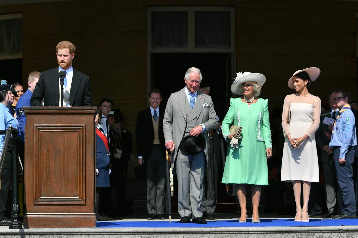Los duques de  Sussex con Carlos III y Camilla 