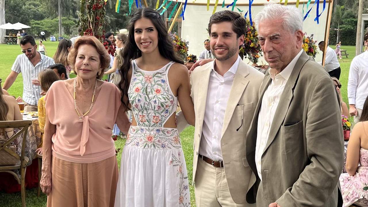 Mario Vargas Llosa y Patricia, con los novios