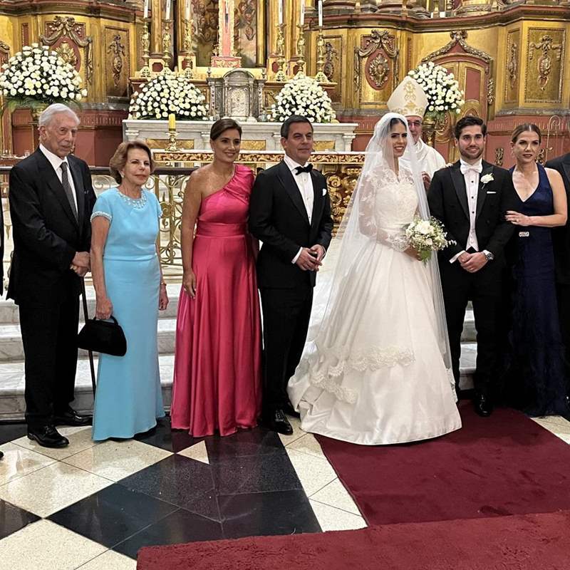 Mario Vargas Llosa y Patricia, con los recién casados