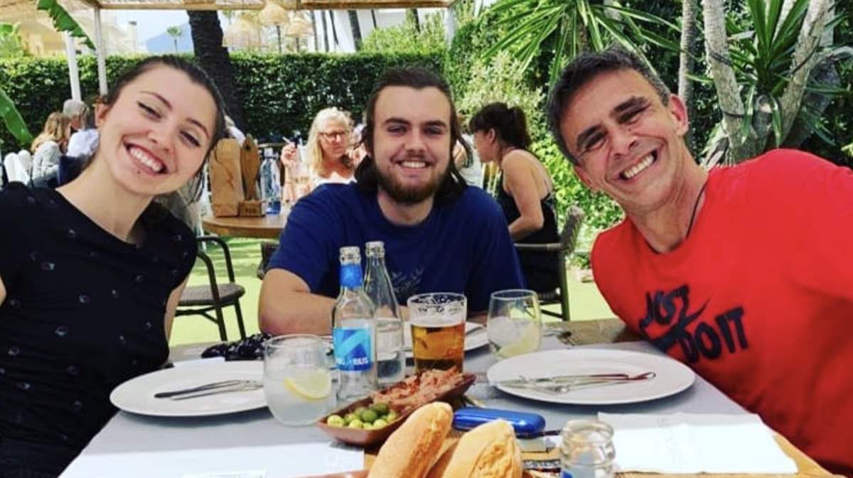 Alonso Caparrós con sus hijos