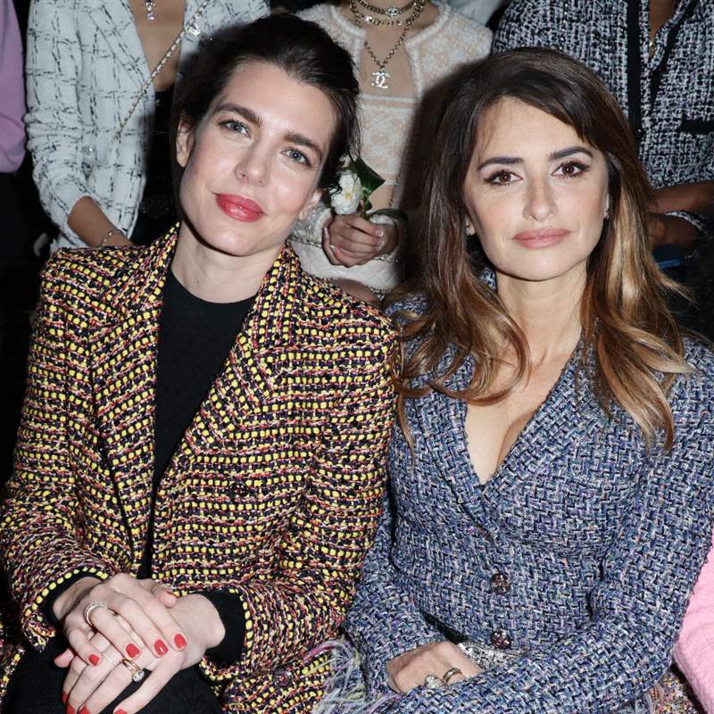 Duelo de estilo entre Carlota Casiraghi y Penélope Cruz en el desfile de Chanel en París