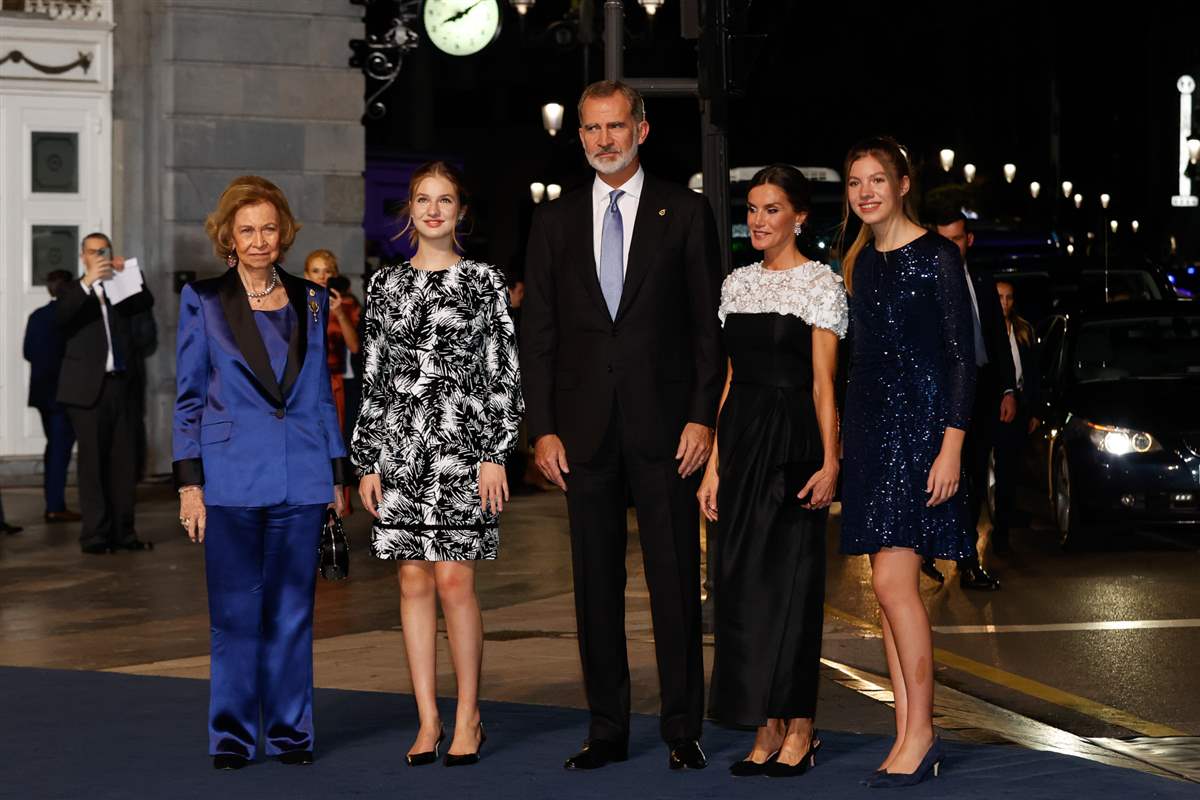 Los reyes de España con sus hijas y la reina Sofía 
