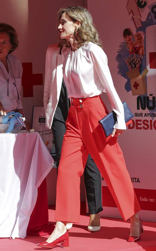 La Reina Letizia con pantalón culotte rojo y camisa clara