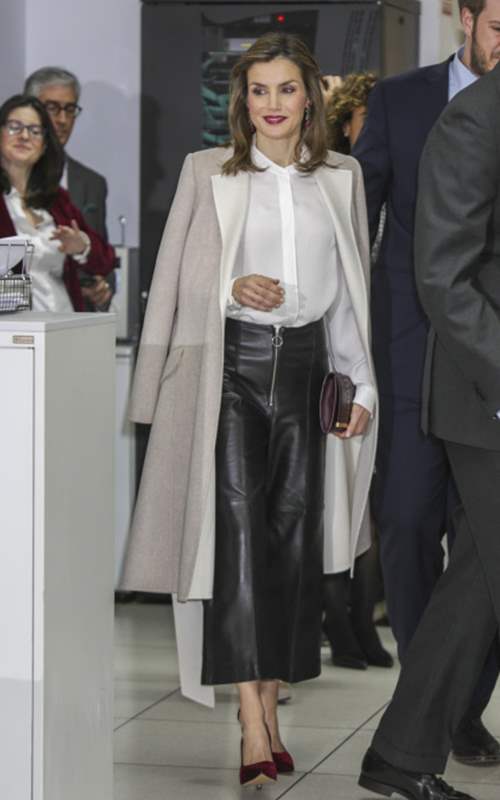La Reina Letizia con pantalones culotte negros y abrigo