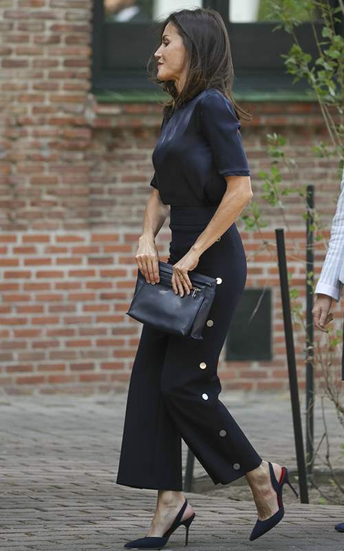 La Reina Letizia con pantalones culotte y un total look en azul marino