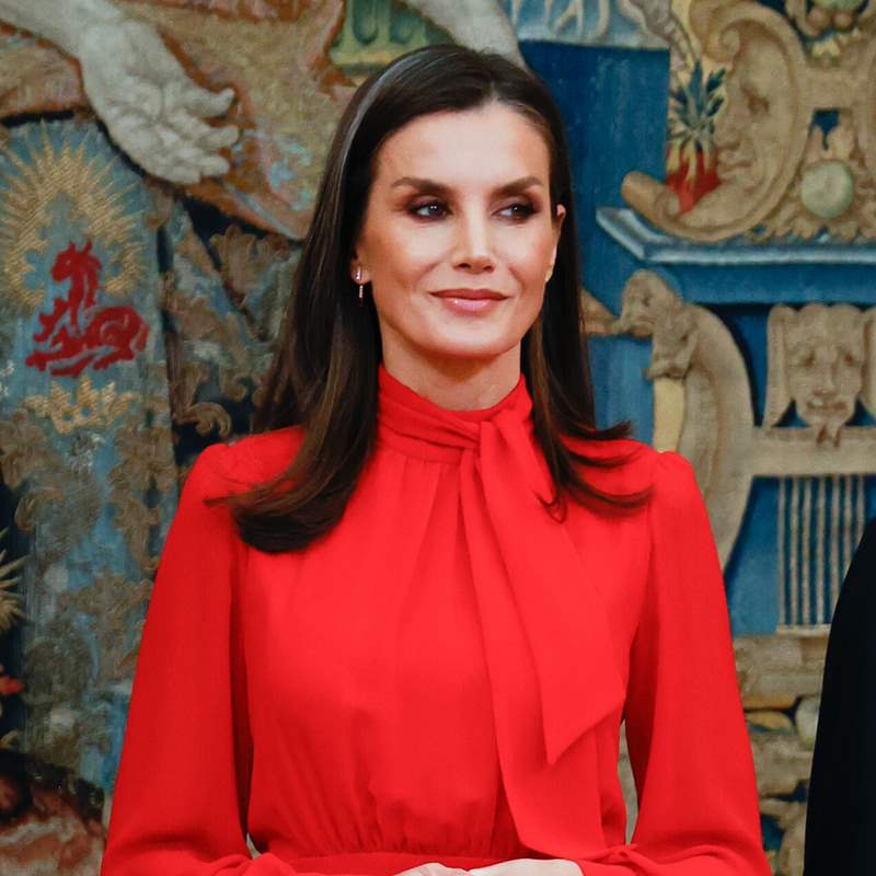 La reina Letizia triunfa con el vestido de invitada rojo con lazo que será tendencia esta primavera