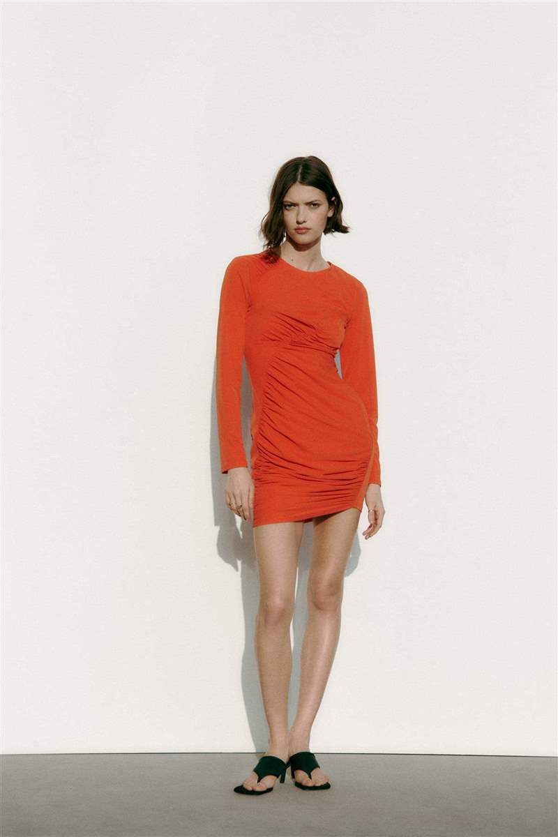Vestido de invitada 2023: naranja con frunces de Zara