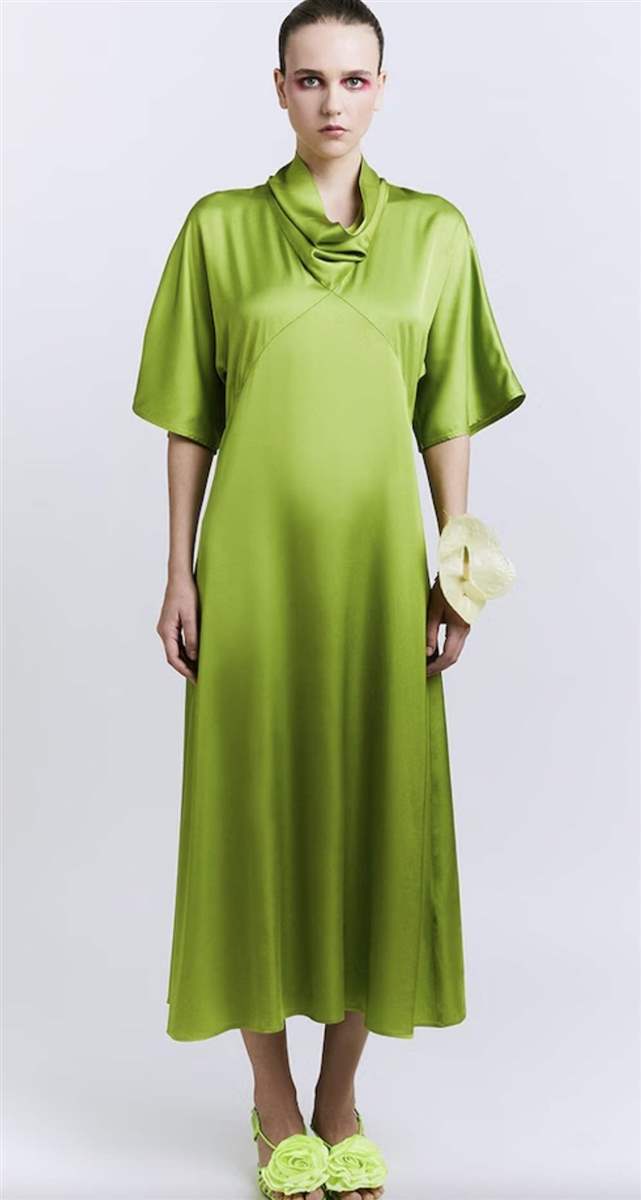 Vestido de invitada 2023 de El Corte Inglés: verde con cuello original