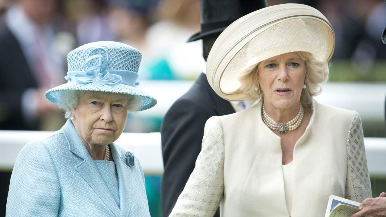 ¿Herencia para Camilla Parker? El destino incierto de la colección de bolsos de lujo de Isabel II