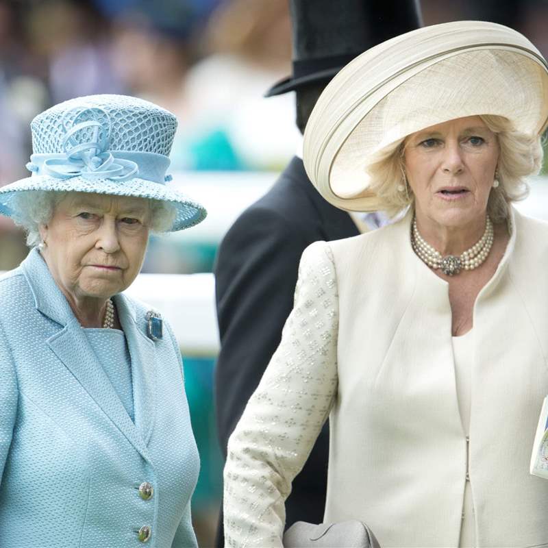 ¿Herencia para Camilla Parker? El destino incierto de la colección de bolsos de lujo de Isabel II