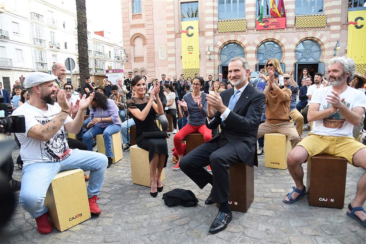 Los reyes en Cádiz se animan a tocar el cajón con un grupo de músicos callejeros