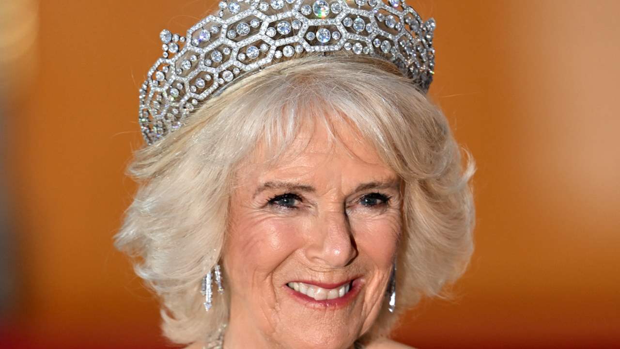 Camilla reutiliza dos tiaras de diamantes de Isabel II para lucir su look más caro