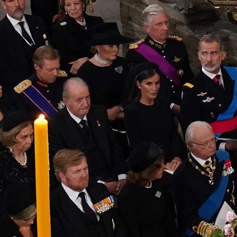Letizia, Felipe VI y Juan Carlos, cara a cara de nuevo en la coronación de Carlos III