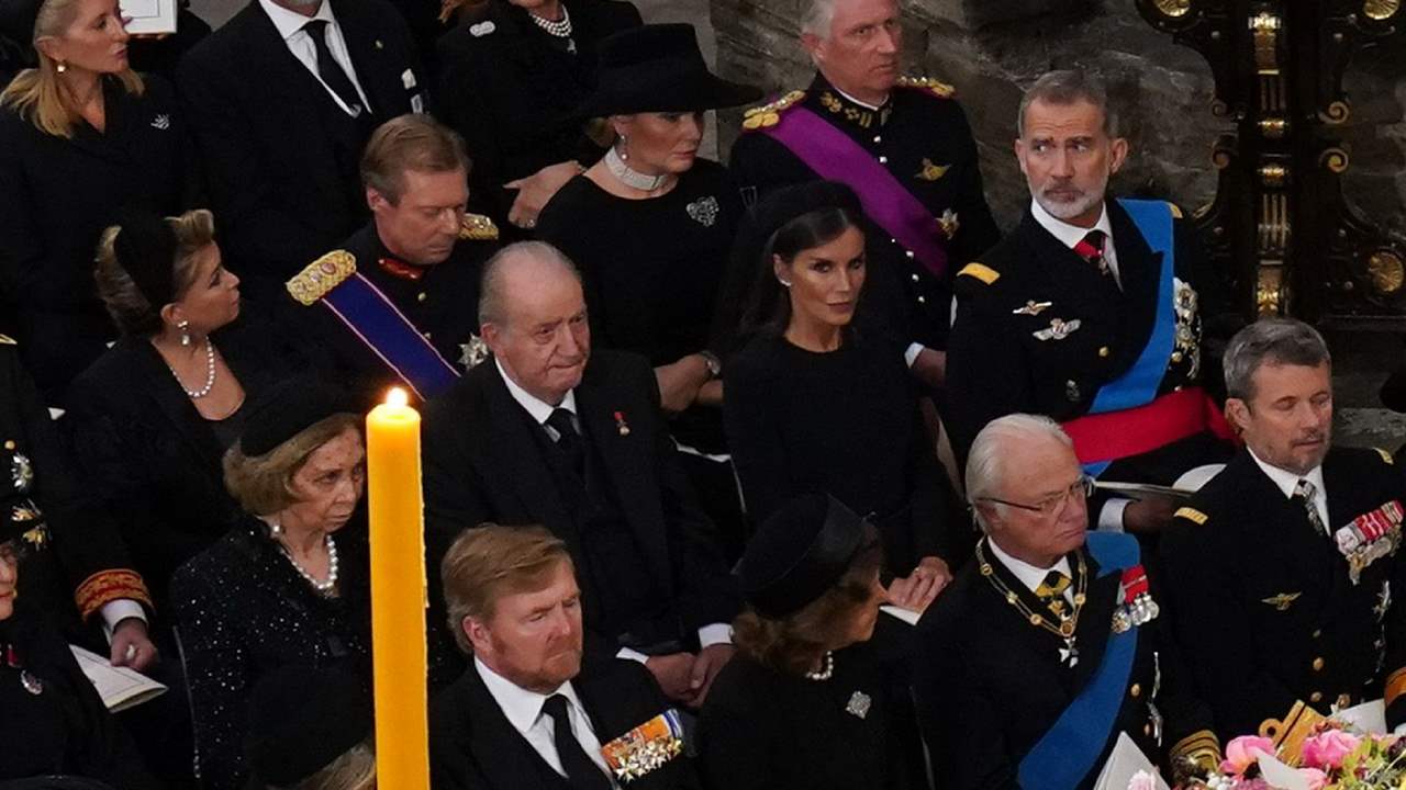 Letizia, Felipe VI y Juan Carlos, cara a cara de nuevo en la coronación de Carlos III