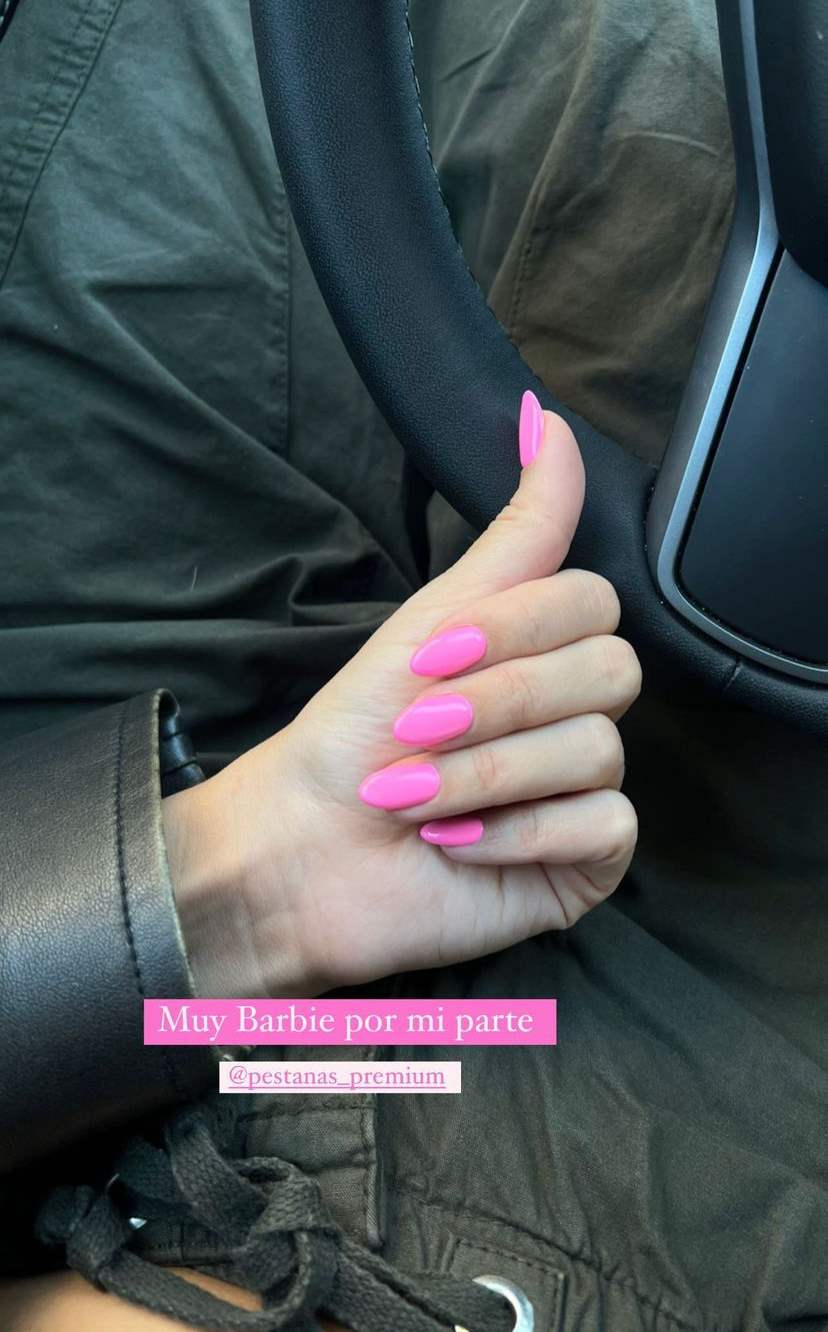 Laura Escanes se rinde a las uñas rosa barbie