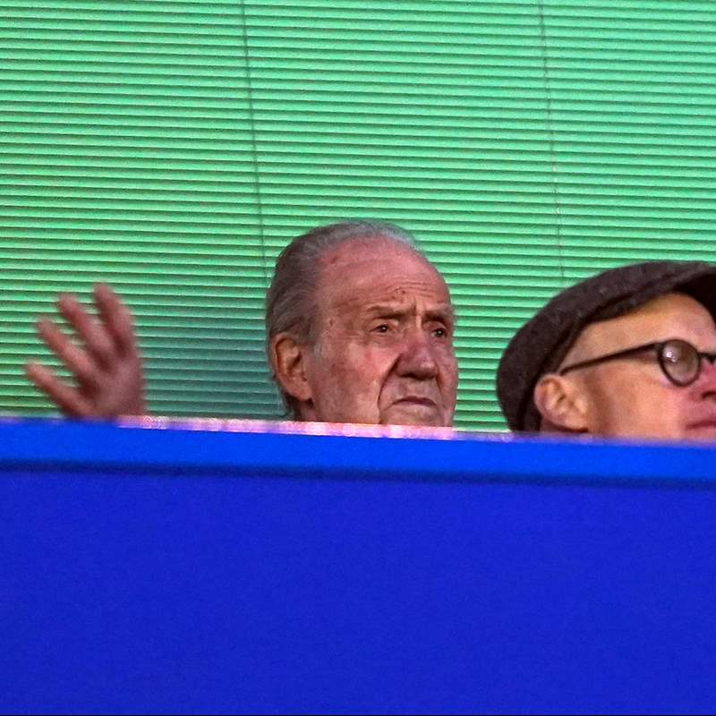 El rey Juan Carlos, con aspecto cansado, disfruta del Chelsea-Real Madrid antes de volar a Sanxenxo