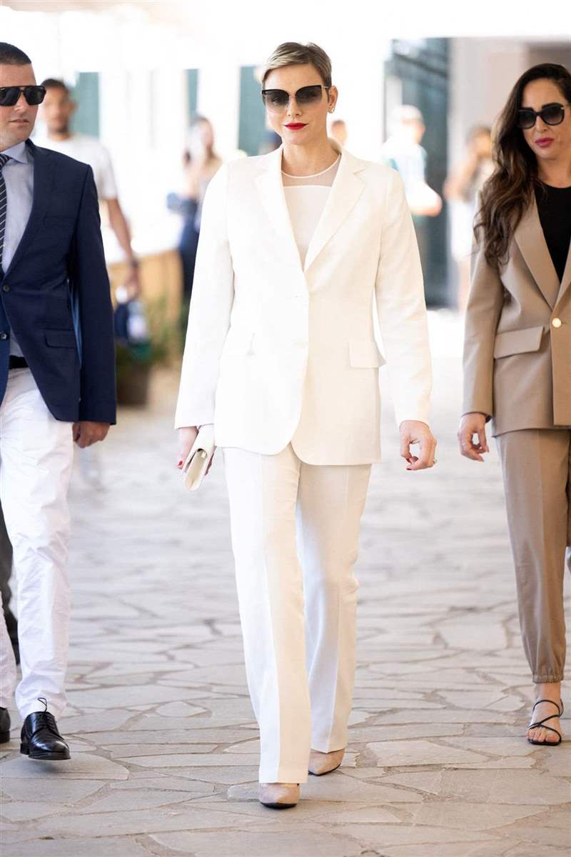 Charlene de Mónaco con traje blanco