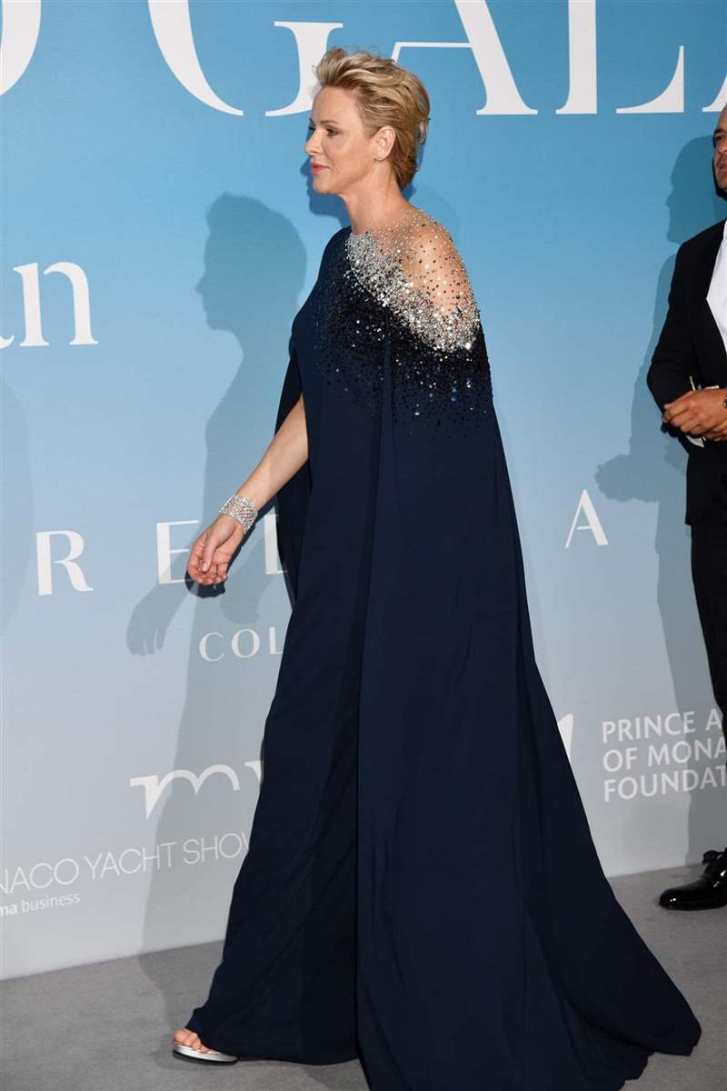 Charlene de Mónaco con vestido capa con transparencias
