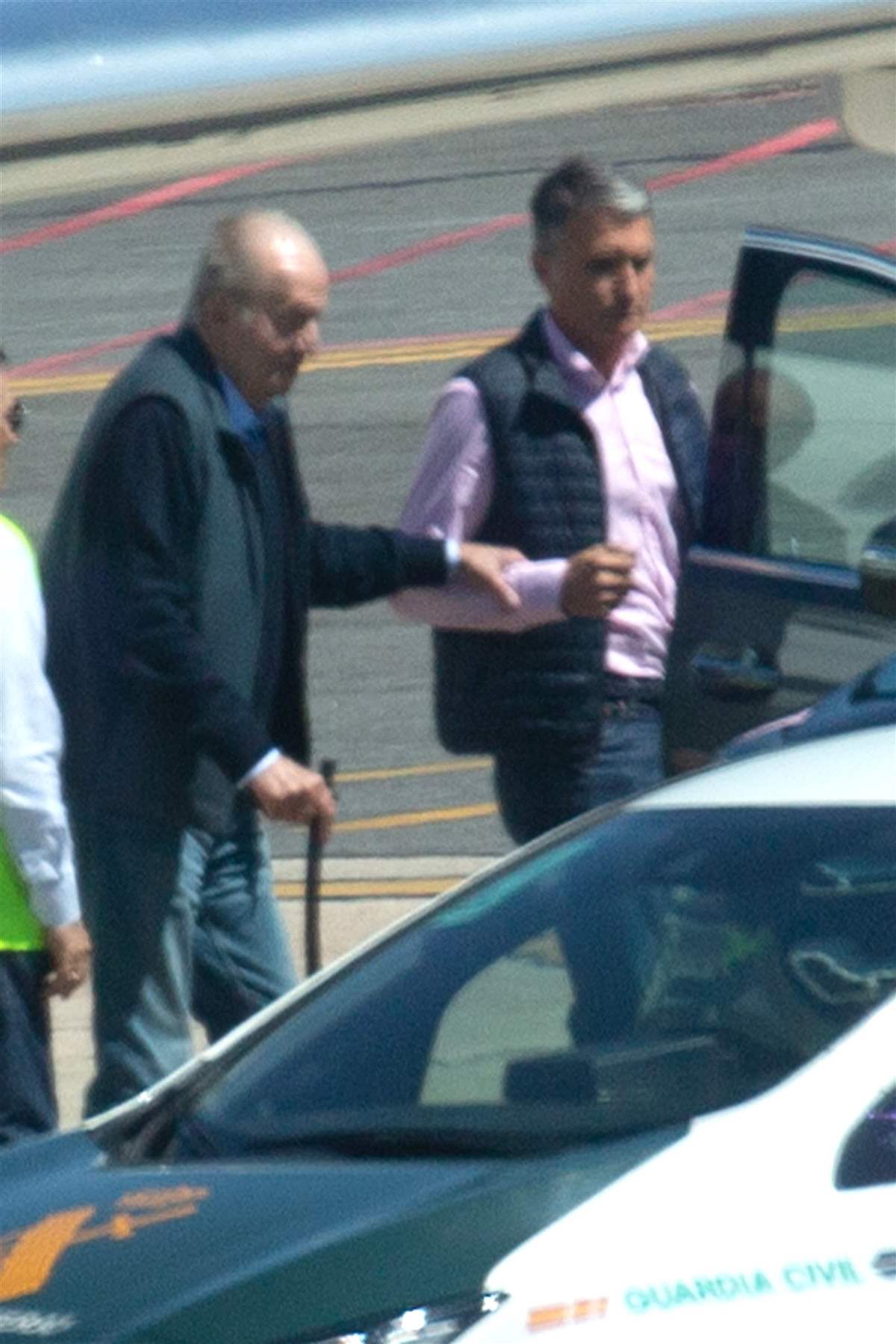 El rey Juan Carlos ha aterrizado en el aeropuerto de Vigo a mediodía