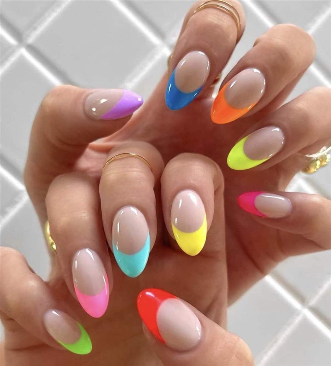 Diseño de uñas que SÍ es tendencia: arcoíris