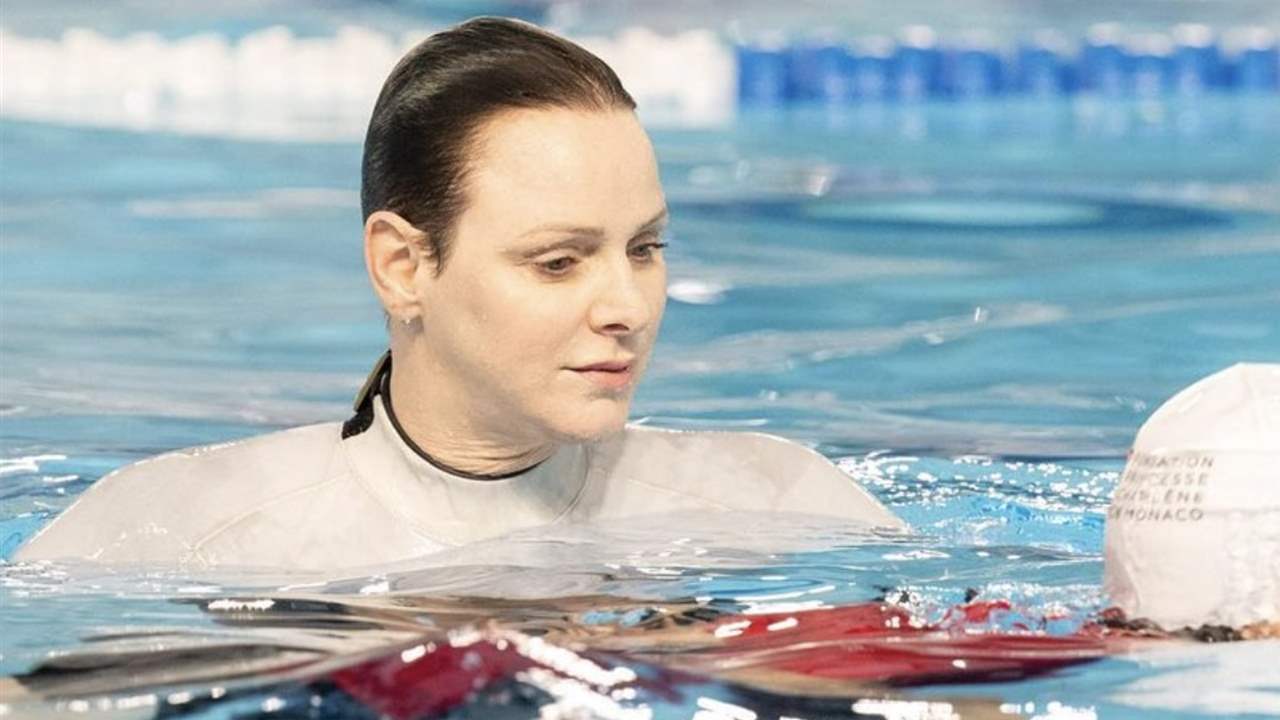 Charlene de Mónaco se tira a la piscina (literalmente) por una buena causa