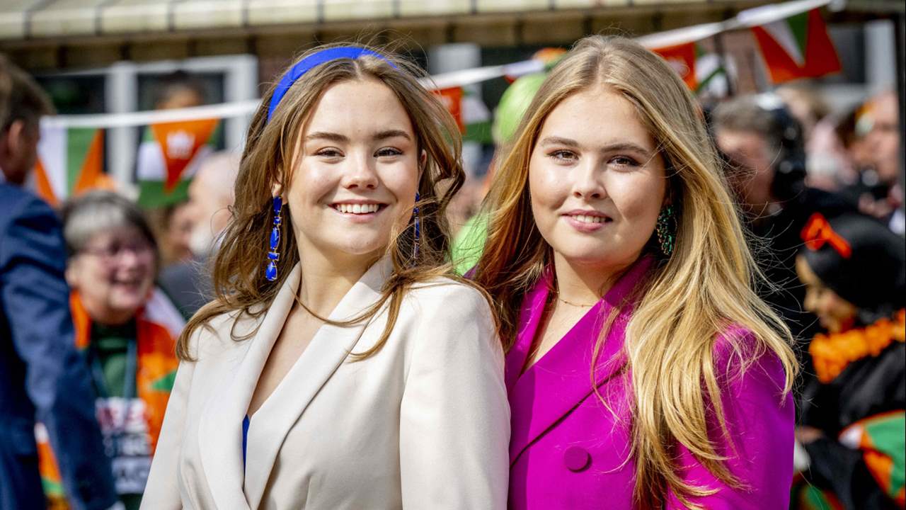 Amalia y Ariane de Holanda brillan con sus looks juveniles y favorecedores en la celebración del festivo nacional 