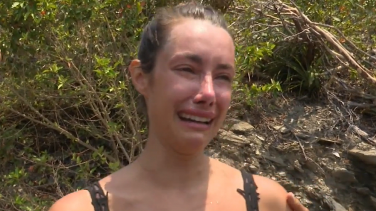 Adara Molinero rompe a llorar y hace una importante petición a la organización de 'Supervivientes' en un día muy señalado