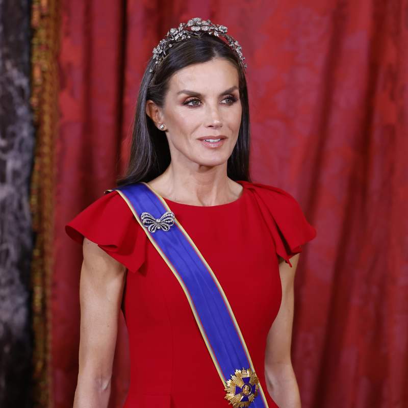 La reina Letizia deslumbra de gala con un imponente vestido rojo y la tiara floral de la reina Sofía