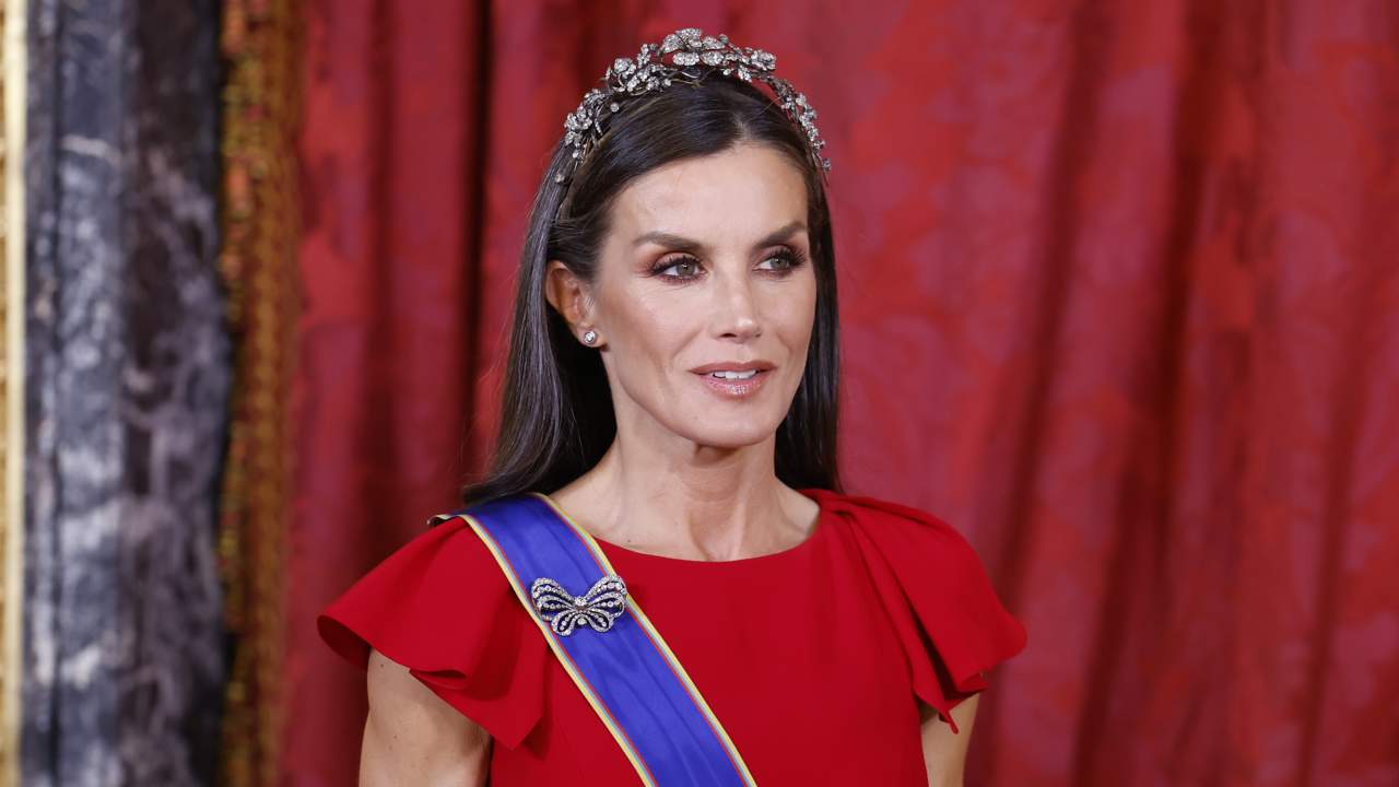 La reina Letizia deslumbra de gala con un imponente vestido rojo y la tiara floral de la reina Sofía