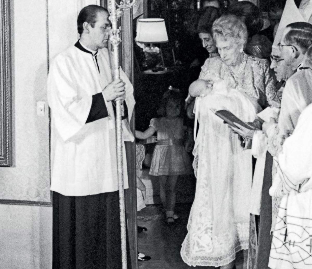Victoria Eugenia bautizo Felipe VI con faldón