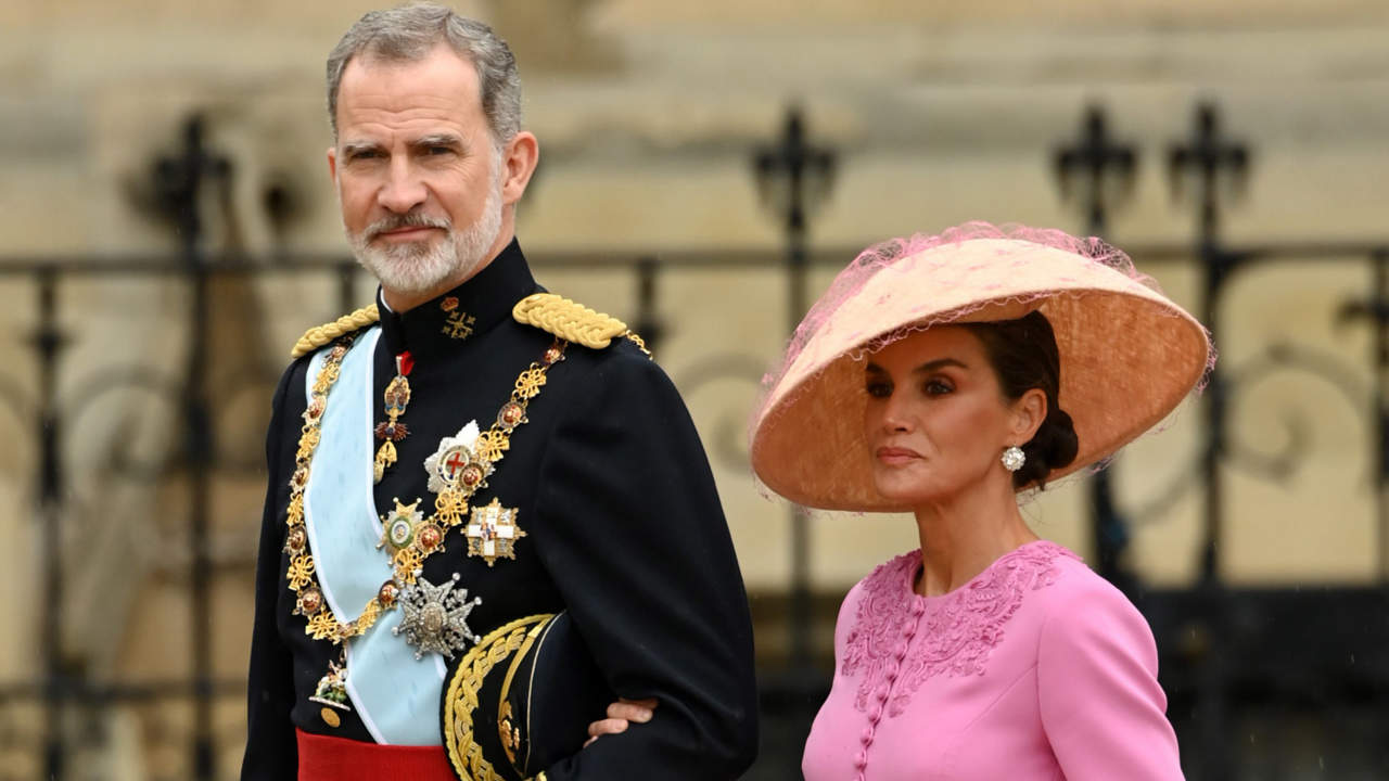 Impresionante pamela y bordados: La reina Letizia brilla con su look rosa chicle en la Coronación de Carlos III