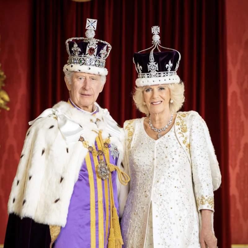 Así son los retratos oficiales de la coronación de los reyes Carlos III y Camilla (sin el príncipe Harry)