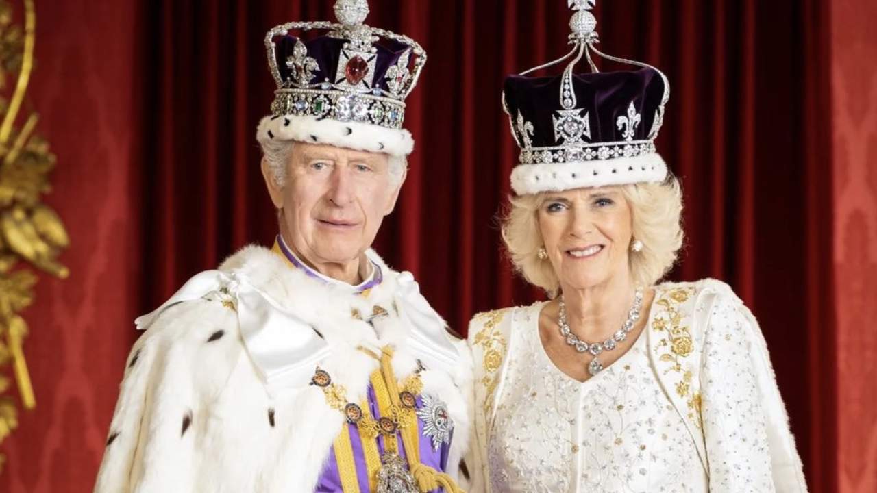 Así son los retratos oficiales de la coronación de los reyes Carlos III y Camilla (sin el príncipe Harry)