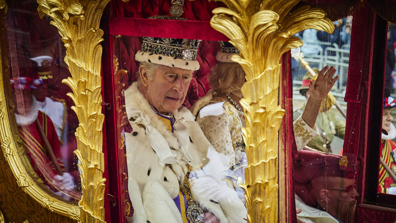 Carlos III decepcionado con Harry por irse a toda prisa de la coronación 