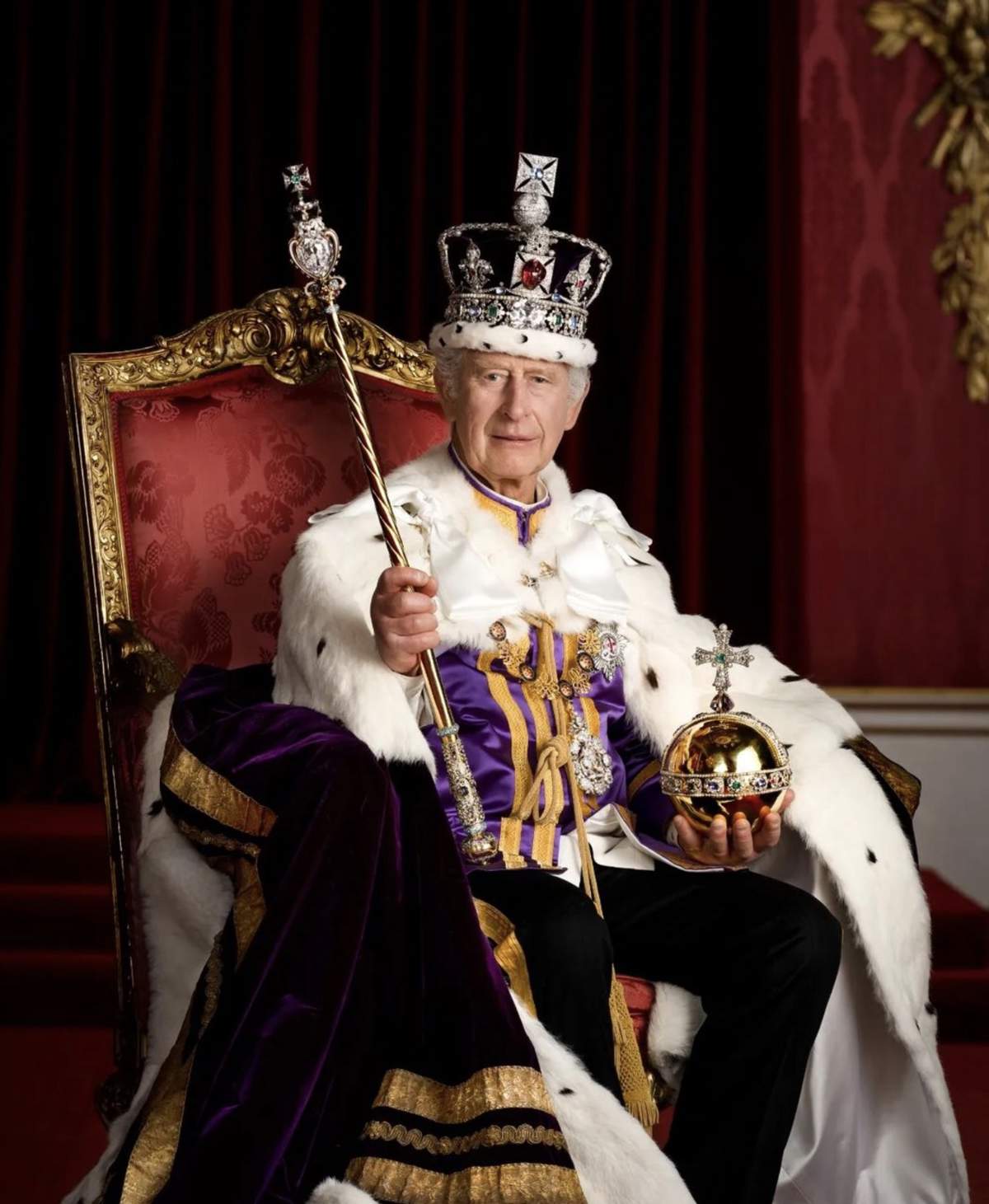 Retrato oficial del rey Carlos III en su coronación