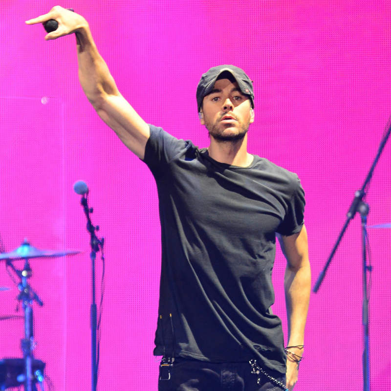 Enrique Iglesias anuncia que padece neumonía y se ve obligado a cancelar sus conciertos