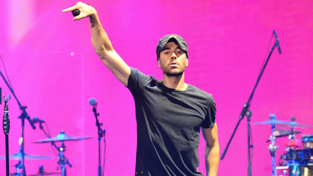Enrique Iglesias anuncia que padece neumonía y se ve obligado a cancelar sus conciertos