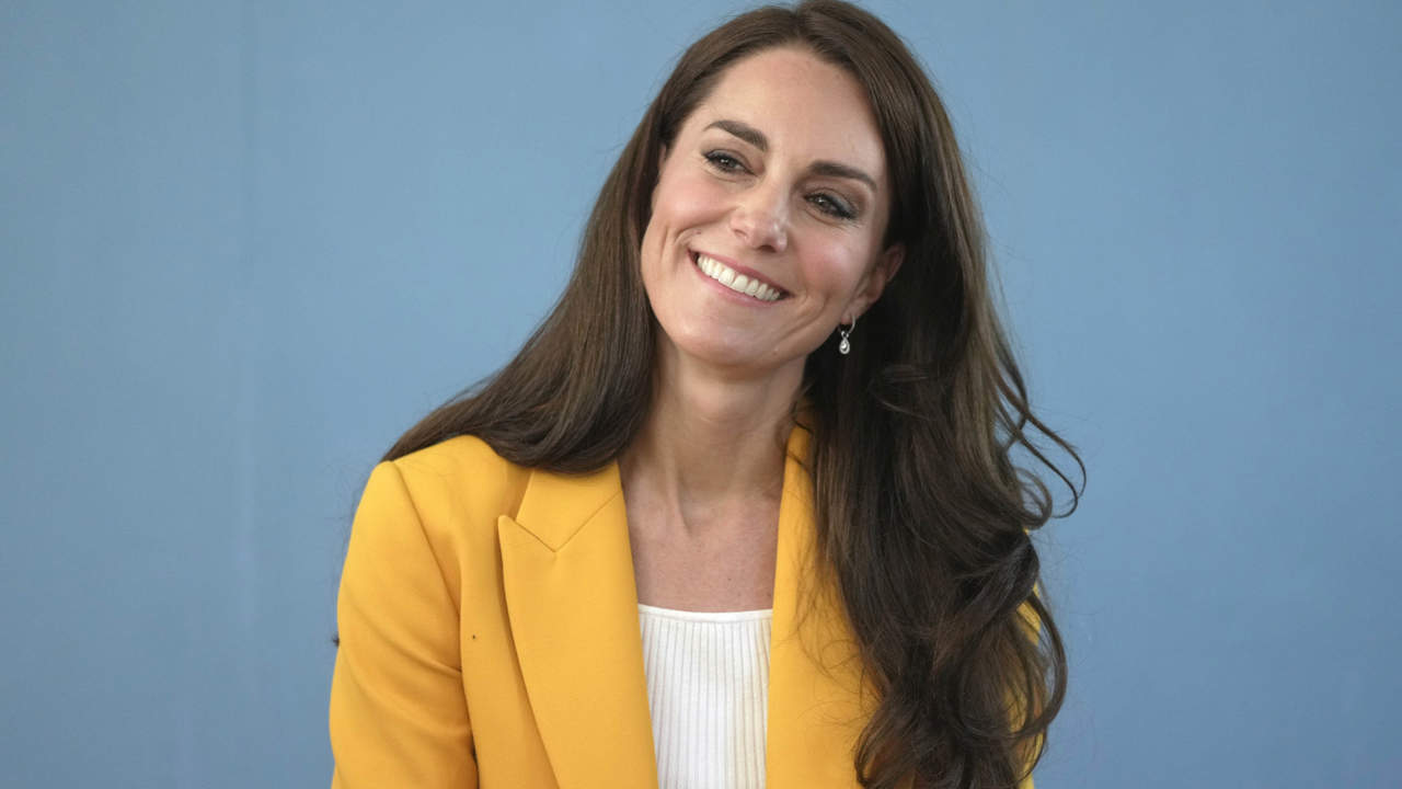 Blazer color vitamina y deportivas sostenibles, Kate Middleton arrasa con el look de oficina más práctico de la temporada