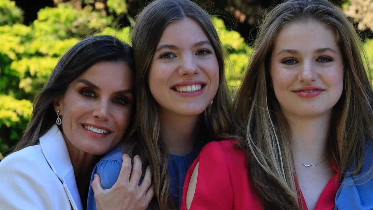 Selfies, abrazos y mucha emoción, la euforia de la reina Letizia en la graduación de Leonor