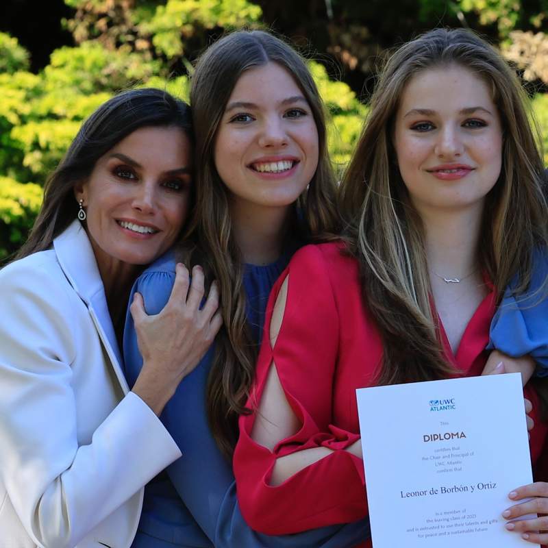 Selfies, abrazos y mucha emoción, la euforia de la reina Letizia en la graduación de Leonor